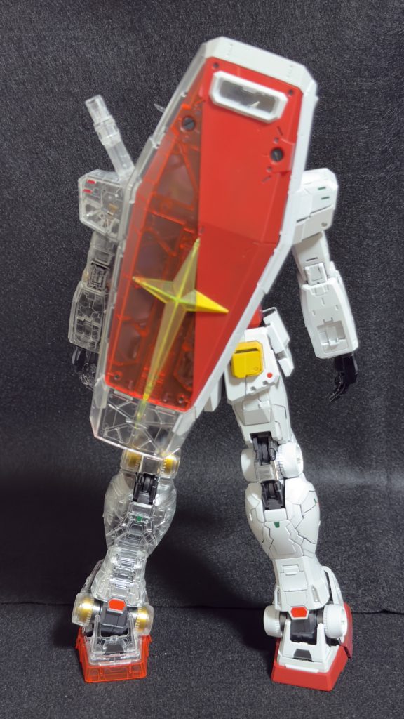 シールドも背負わせる形で半分塗装。