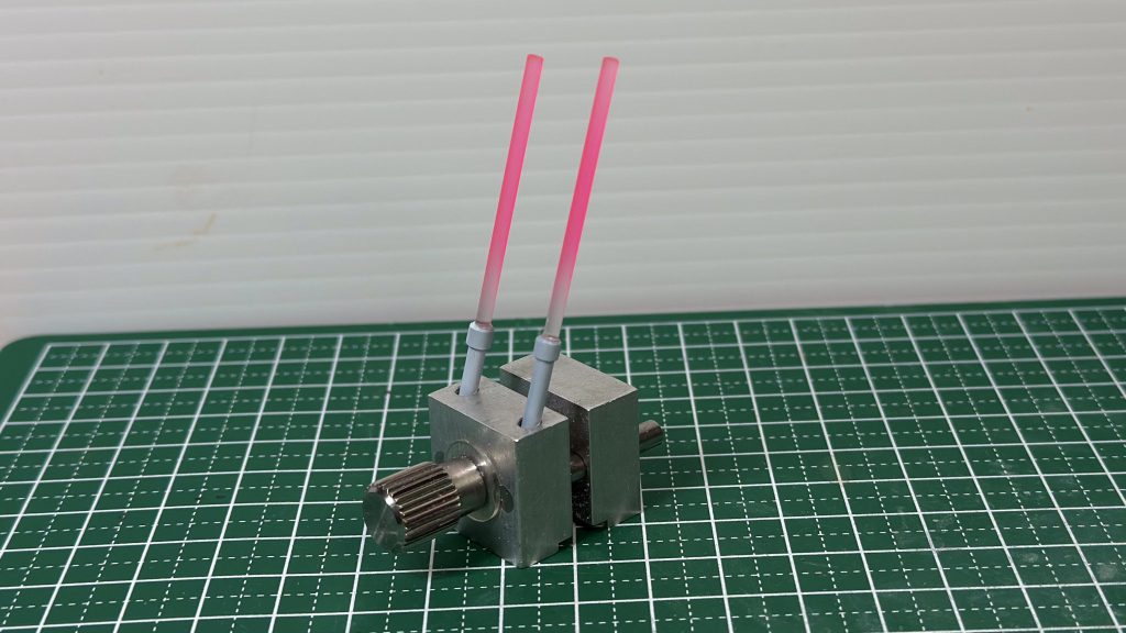 武装はバズーカとシールドのみだったので、プラ棒でビームサーベルをスクラッチ。刃先は透明な素材に蛍光カラーをグラデーション塗装しています。サーベル形状は旧キットを踏襲し、プラ棒ぶつ切り形状です。