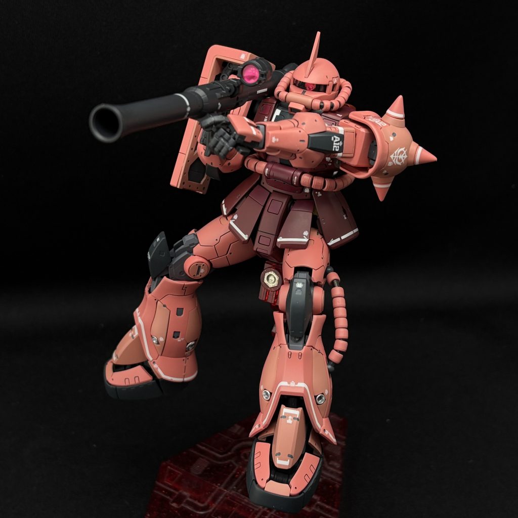 正直に言うと、僕も昔はこだわってました。調色して、色味を探って、ちょっと改修して。「ひと手間かける=正解」だと思ってた。でも、ある時ふと気づいたんです。自分、「色の理論ちゃんと分かってないよな?」って。配色の知識もない。色相環も感覚頼り。そんな状態で調色しても、結局“なんとなくそれっぽい色”ができるだけ。それなら何百回も検証して、ちゃんと意図を持って作られた塗料メーカーの色をそのまま使った方が、正確で、失敗しにくくて、なにより圧倒的に効率がいい。遠回りして、やっと気づきました。「こだわらない勇気」でも完成度は上がるって。