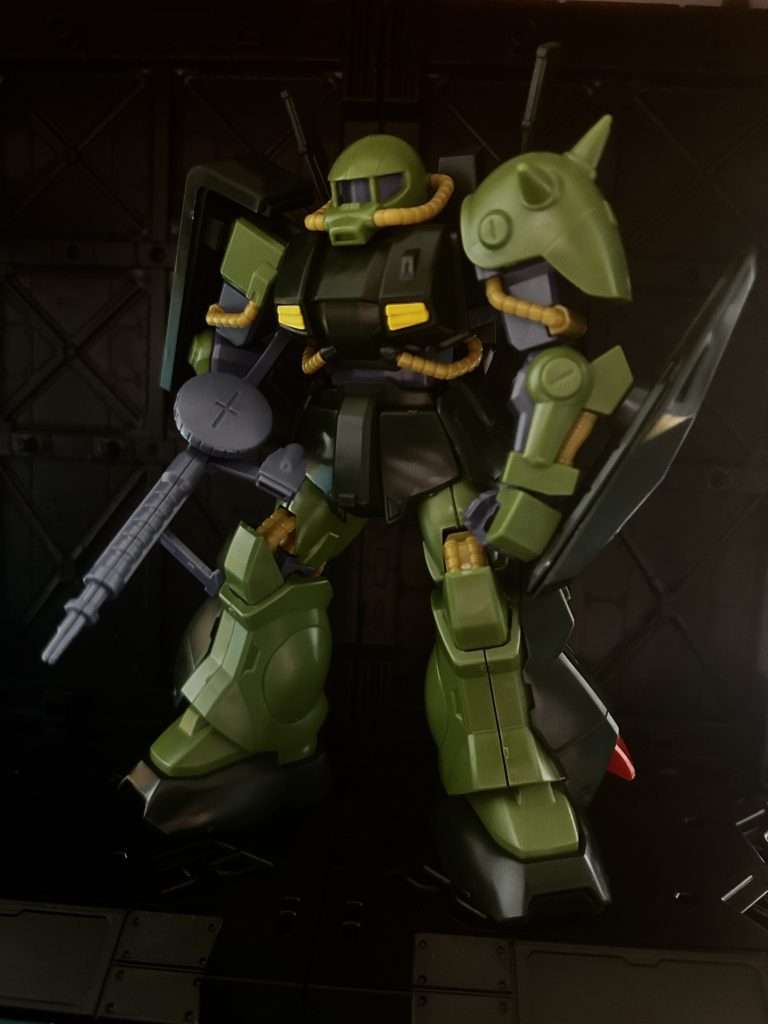 素組みですこの状態だと顔が半分に割れていたり、足のパーツも合わせ目が目立って仕方ないのでどーしたものかと思ってましたが、見よう見まねで合わせ目消しをしてみようと決心がつきましたね素組みでもこの迫力、たまんないですね