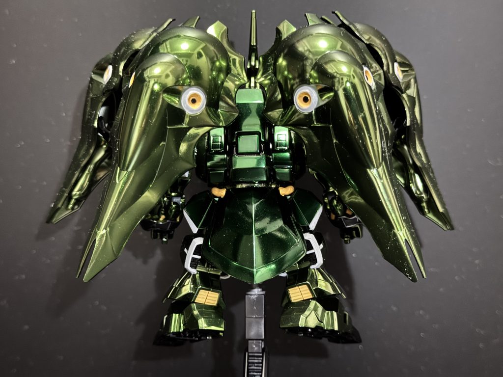 バックショット。メッキ調塗装は2色。濃い緑と黄緑のつもりで結構調色比を変えたのですが、思ってたほど差がない?! 部分塗装はシタデルカラーに初挑戦。ベースとレイヤーを試しましたが、色はレイヤーが好きなんですが、隠蔽力や筆ムラを考えるとベースの方が私にはあってました。(これでもムラがない方なんです。練習せねば…)