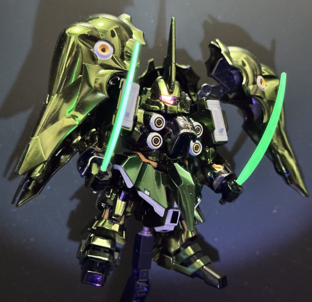 いつも通りブラックライトで光らせます。今回は目とサーベルのみ。今回もカッコイイ!自己満足出来ました。やっぱり明度と彩度が重要ではない色ならメッキ調塗装でも良い色になるかもですね!本当は赤と金が1番やりたい色なんですが、部分的にならいけるかなぁ? ってなわけで今回も最後までご覧いただきありがとうございました!次回は急遽ゲットしたデルタプラスを色見本的な意味も兼ねてまたまたメッキ調塗装で銀色に仕上げたいと思います!メッキ調塗装は一旦次で終える予定です。その後は部分的に使うかな?また良かったら見に来てください。ありがとうございました〜