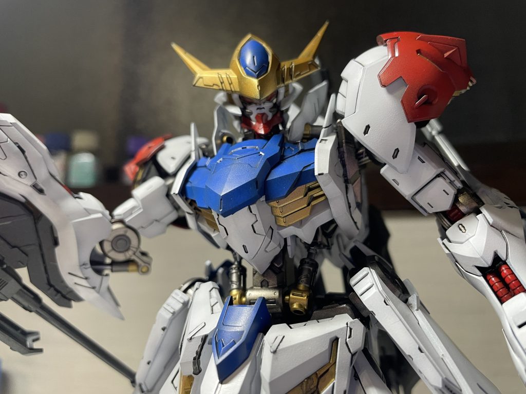 カメラアイはグリーンではなく、最初からレッドで塗装しました。阿頼耶識と言えば赤目！