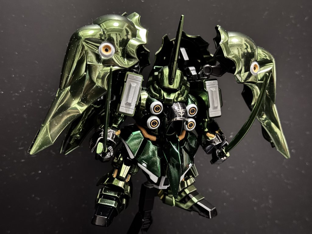 BB戦士のギミックで目が左右に動かせますが、可動域が殆ど出来ない…手首とバインダー以外ほぼ動かせないのが逆に面白い?!