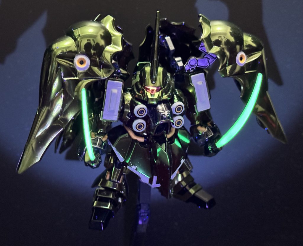 いつも通りブラックライトで光らせます。今回は目とサーベルのみ。今回もカッコイイ！自己満足出来ました。やっぱり明度と彩度が重要ではない色ならメッキ調塗装でも良い色になるかもですね！本当は赤と金が1番やりたい色なんですが、部分的にならいけるかなぁ？&nbsp;ってなわけで今回も最後までご覧いただきありがとうございました！次回は急遽ゲットしたデルタプラスを色見本的な意味も兼ねてまたまたメッキ調塗装で銀色に仕上げたいと思います！メッキ調塗装は一旦次で終える予定です。その後は部分的に使うかな？また良かったら見に来てください。ありがとうございました〜