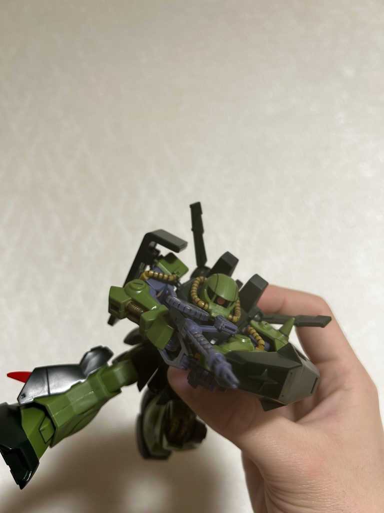 スミ入れして戦闘時っぽくポージングしたものです宇宙での戦いがメインですからやっぱり浮いてるほうが様になりますね笑バズーカでもあれば......よりザクっぽくできた気もします。&nbsp;