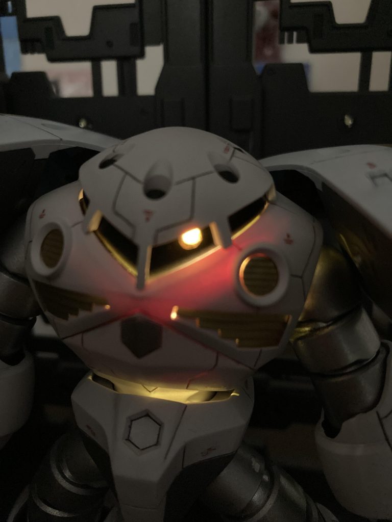 マグネットスイッチのLEDを仕込んでモノアイが光ります