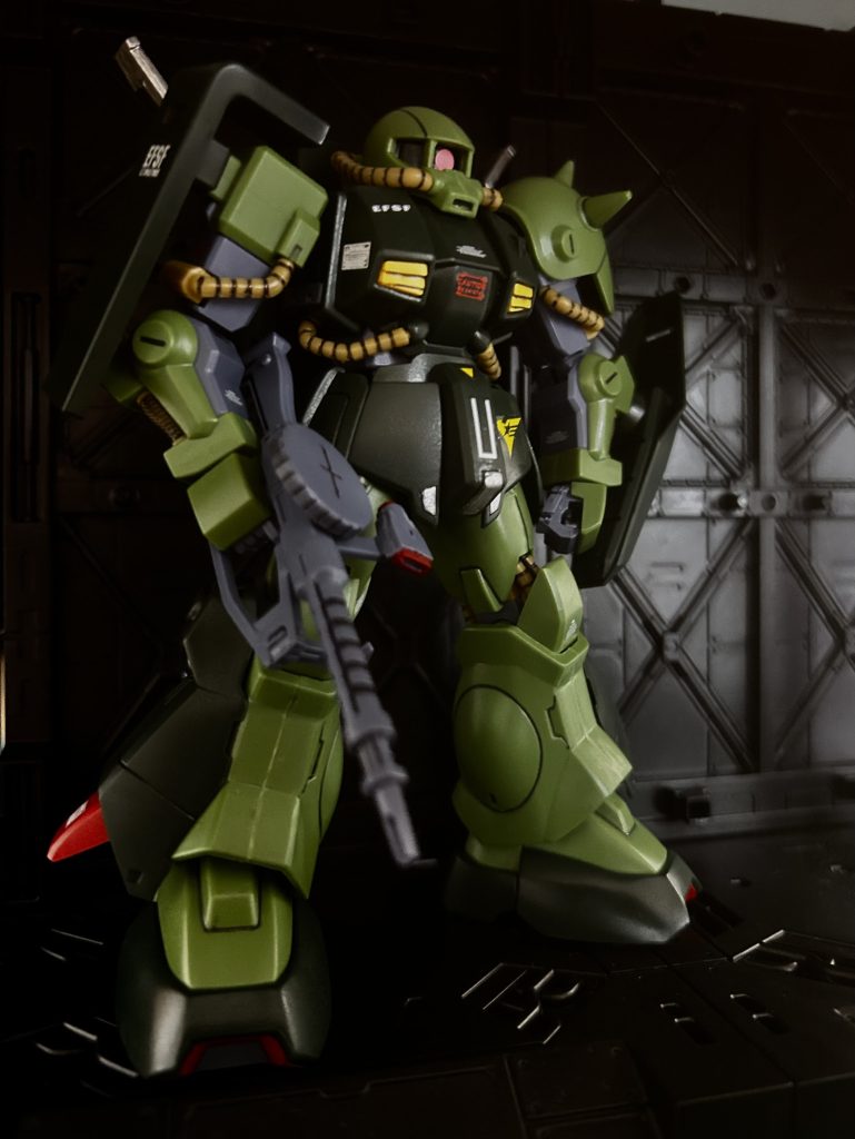 最後の1枚はデカールを貼って汚す前です足元からというか、見上げるように撮るとよりマシンっぽく写っていいですね合わせ目消しを初挑戦してみましたが汚しである程度ごまかせたものの、未熟な点が多いです今後の制作でも積極的に消して行って慣れていこうと思います.....(お気に入りの機体までには！)今回も長々と最後までご覧頂きありがとうございました。いやー、Zガンダムは大好きなんで全機体揃えてみたいですね。値段が釣りあがってるHGジ・Oとかはホントに再販よろしくお願いしたいです....この作品がいいと思ってくれた方は次回からもよろしくお願いします〜