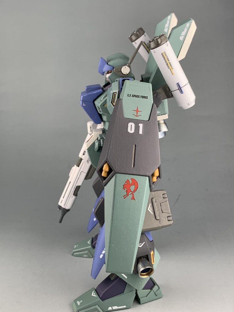 装甲類はスタークジェガンのものを一部改造して付けています。シールドをつけられるようにしています。