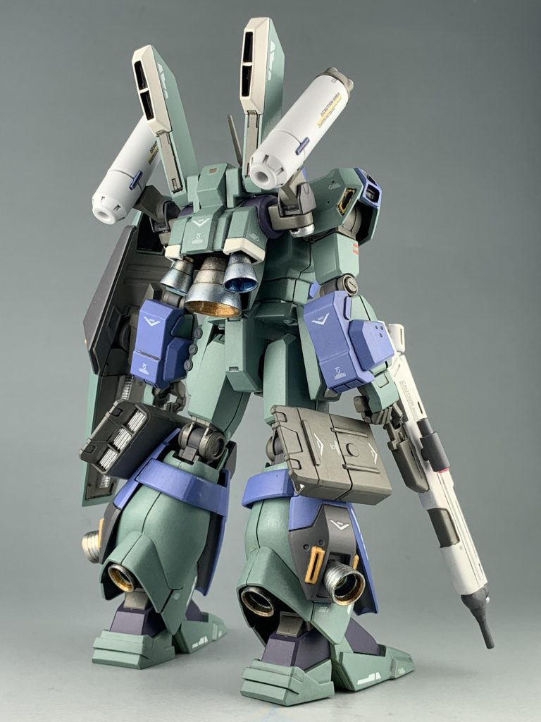 バックパックのスラスターはデミバーディングのものを改造して付けています。通常のスラスターからデカくなっています。