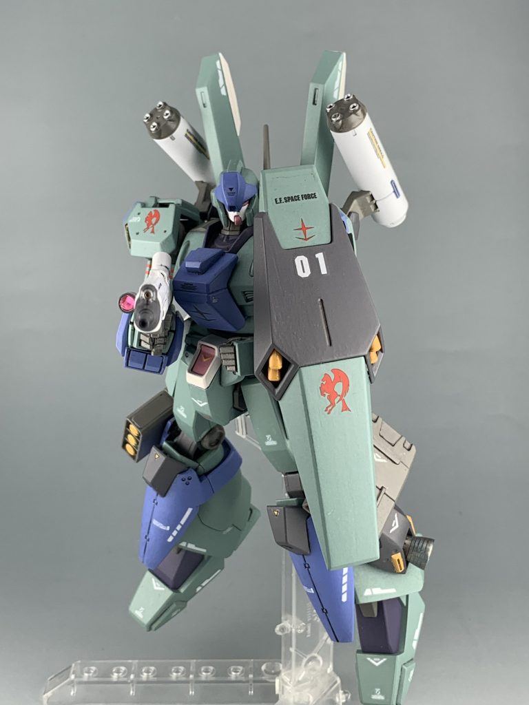 塗装はセイラマスオさんの水性塗料を使っています。全て筆塗りで仕上げました。デカールはホビージャパンやエディオンのものを使っています。