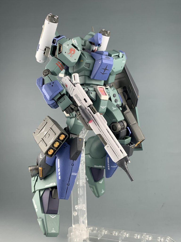 武器はハイニューのライフルとジェガンのシールド。あばたーふみなからミサイルを基部ごとバックパックに付けています。両脚にミサイルを追加しています。