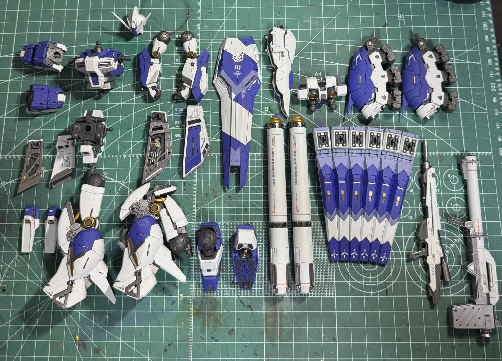お決まりのやつです今回はパーツを折ってしまったりツインアイの色変えがイマイチだったりと反省点も多いですが何とか形に出来て良かったです本体と一緒に仮組したハイパーメガランチャーが手付かずなのでまたのんびりとやっていきます