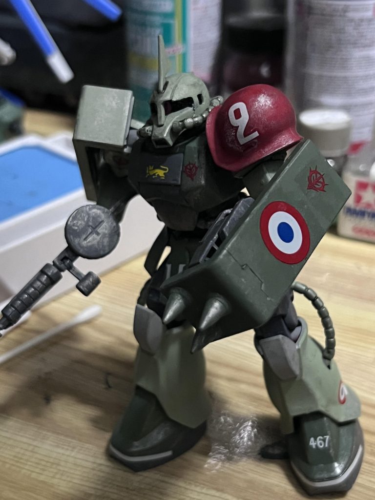 赤い肩と盾のエンブレムがお気に入り