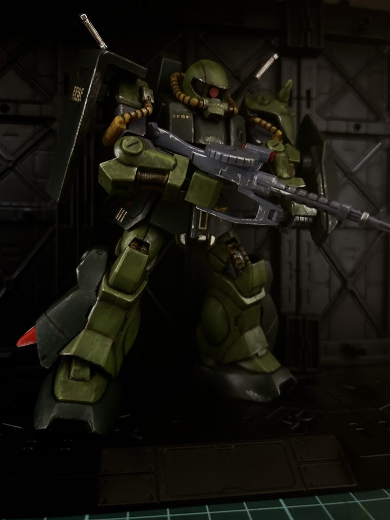 このハイザック、特にジェリドのイメージが強くてなんだか連邦の機体なのに悪いイメージが僕の中で勝手に付いてます笑2000年のキットのため可動域やポージングは今のキットに比べると物足りないかもしれませんが、このガッシリした体躯や独特の色合いは味があって、まるで劇中から出てきたような機体で個人的には物足りなさはあまり気になりませんでした。欲を言えば武装はもう少し欲しかったですね笑