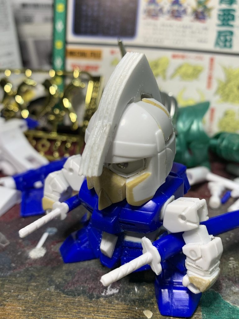 兜と後頭部がないジャンク状態だったのでプラ板積層パターンで兜を自作。後頭部はSDCSジムヘッドの後頭部を加工しています。