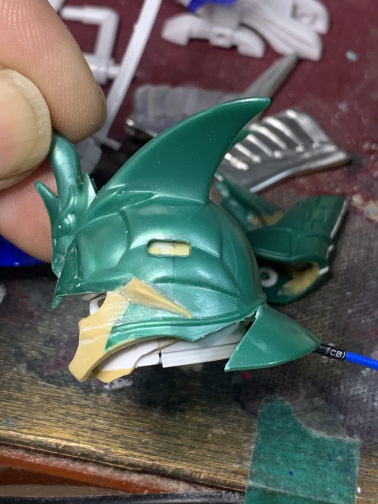 外部電源のケーブルを挿すスペースがなかったので後頭部付近の角度を変更