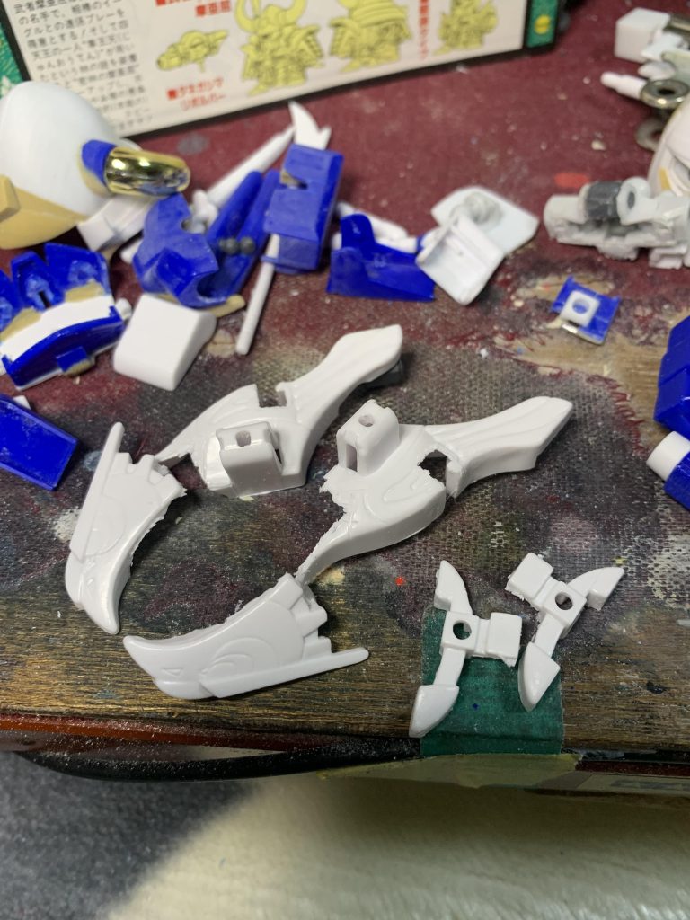 首軸と股関節を仕込むためバラバラに。