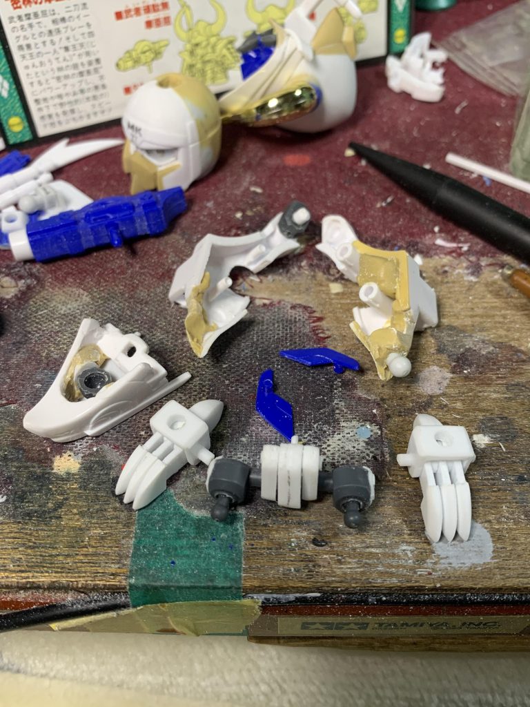 カスタムパーツのボールジョイントや余剰ポリキャップ、エポパテ、自作パーツで構成。