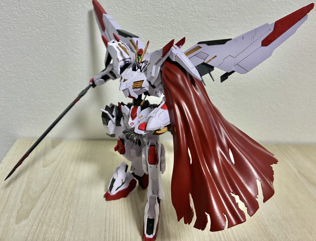 マントは30mmオプションパーツから持ってきてます。ネオジム磁石で肩アーマー裏に取り付けています。モビルアーマーへ決闘申し込むポーズ