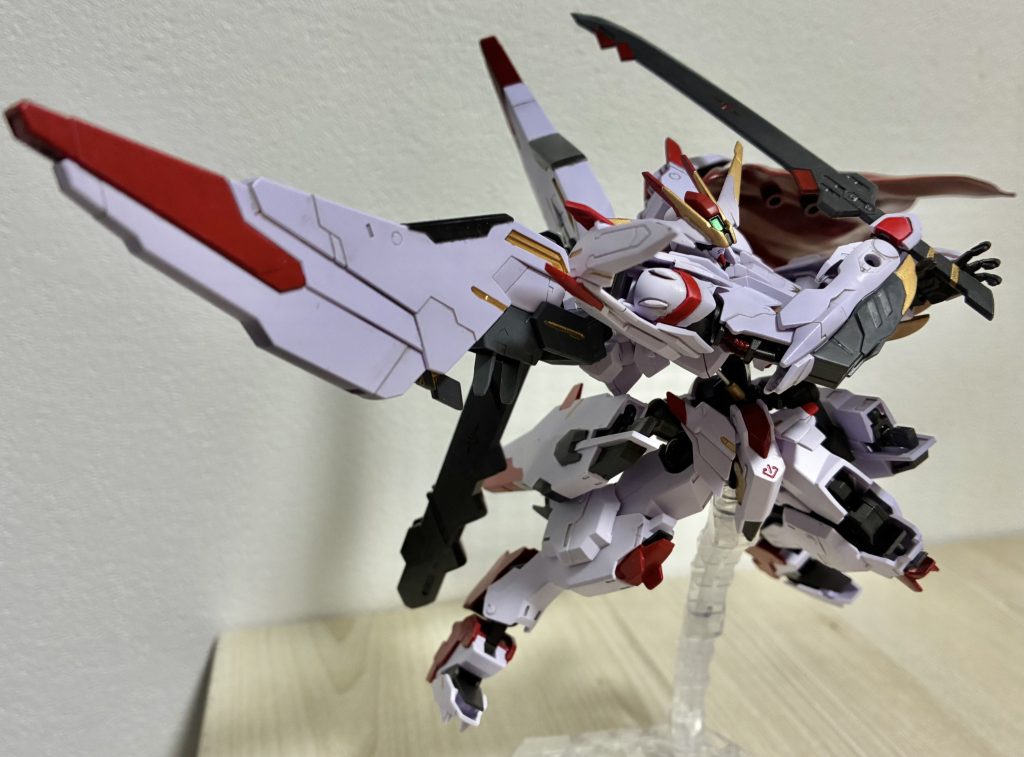 攻撃を避けて切り掛かる。モビルアーマ目線です。