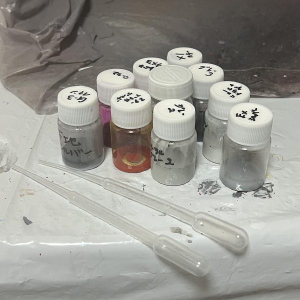 アマゾンでプラの小瓶 &nbsp;希釈し塗料、エアスプレーで余った塗料を小瓶入れておきます。小瓶にと塗料名、下地の使った色をマジックでメモする。良いです。（2枚目）