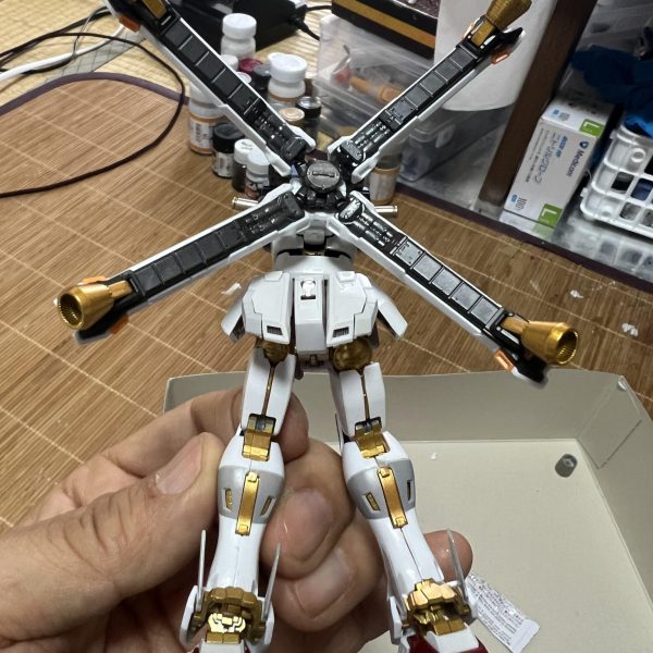 現在 RGを3個同時制作中です。G-3ガンダム クロスボーンガンダムX1 &nbsp;ゴッドガンダム &nbsp;これはクロスボーン脚部 胸部など完成しました(*^^*) ゴールドフレーム仕立てです。下地の影響があるスターブライトゴールドと影響が少ないEXゴールドを使い分けています。どうしても下地に影響がある場合は色を重ねないと行けないので塗膜が厚くなります。RGばかり作っているので小さいパーツにも慣れました。（4枚目）