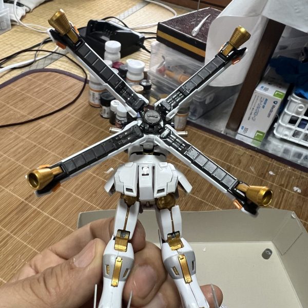 現在 RGを3個同時制作中です。G-3ガンダム クロスボーンガンダムX1 &nbsp;ゴッドガンダム &nbsp;これはクロスボーン脚部 胸部など完成しました(*^^*) ゴールドフレーム仕立てです。下地の影響があるスターブライトゴールドと影響が少ないEXゴールドを使い分けています。どうしても下地に影響がある場合は色を重ねないと行けないので塗膜が厚くなります。RGばかり作っているので小さいパーツにも慣れました。（1枚目）