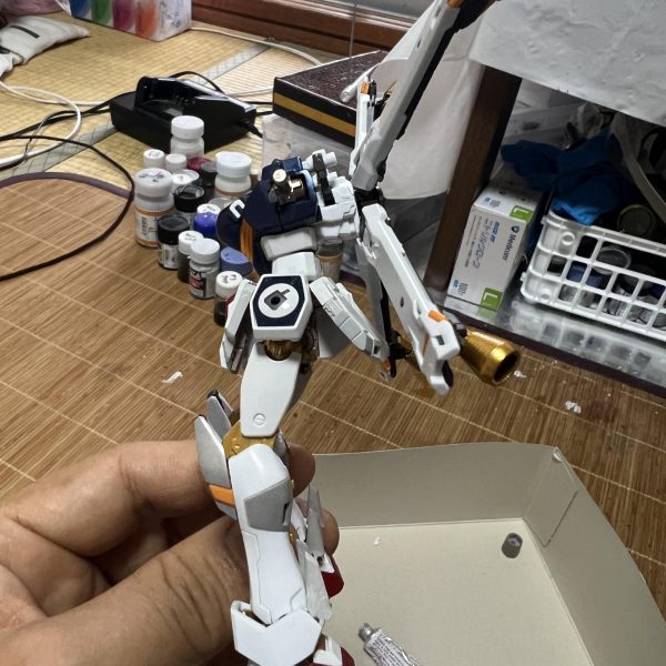 現在 RGを3個同時制作中です。G-3ガンダム クロスボーンガンダムX1 &nbsp;ゴッドガンダム &nbsp;これはクロスボーン脚部 胸部など完成しました(*^^*) ゴールドフレーム仕立てです。下地の影響があるスターブライトゴールドと影響が少ないEXゴールドを使い分けています。どうしても下地に影響がある場合は色を重ねないと行けないので塗膜が厚くなります。RGばかり作っているので小さいパーツにも慣れました。（3枚目）