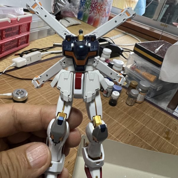 現在 RGを3個同時制作中です。G-3ガンダム クロスボーンガンダムX1 &nbsp;ゴッドガンダム &nbsp;これはクロスボーン脚部 胸部など完成しました(*^^*) ゴールドフレーム仕立てです。下地の影響があるスターブライトゴールドと影響が少ないEXゴールドを使い分けています。どうしても下地に影響がある場合は色を重ねないと行けないので塗膜が厚くなります。RGばかり作っているので小さいパーツにも慣れました。（2枚目）