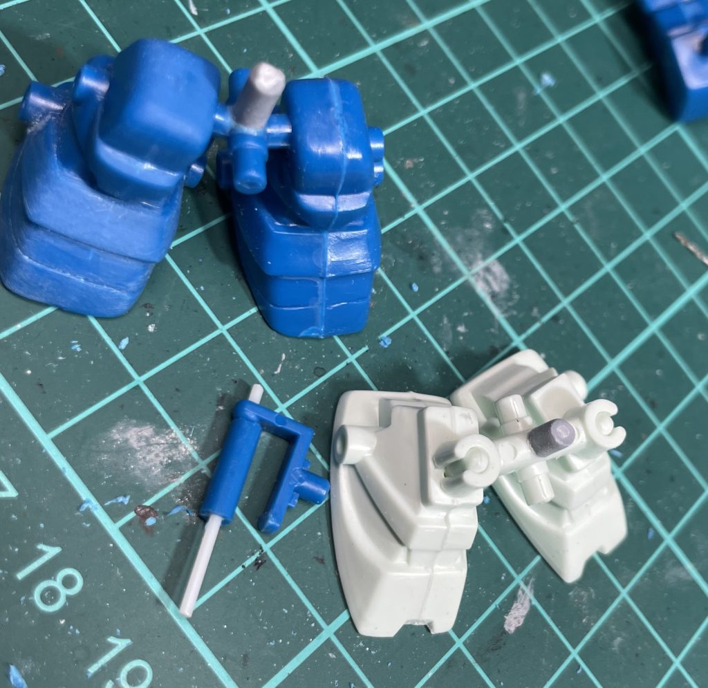 少し歪んだ気がしますが気のせいにします。シールド持ち手も最終的にこの形に。青い部分の劣化が最後まで足を引っ張ったので部分積みプラも大概にしないと駄目ですね。