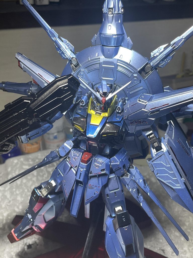 上から。外装の塗装は光沢ブラックの上からスターブライトシルバーを均一に吹き、自作のブルーパールを薄く乗せました。青味が強い方が好みだったので、成型色に比べるとブルー寄りです。