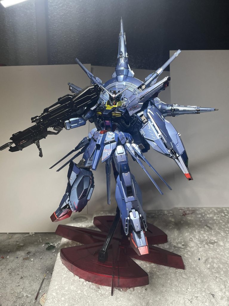 今回はライフル、胸パーツなどのブラックに1番苦労しました。メッキ塗装は流石に難しいので、メタリックブラックに光沢クリアーをコレでもかってくらい吹いてツルツルにしました。割と品のあるブラックが出来たので、今後もこのブラックを使うかもしれません。