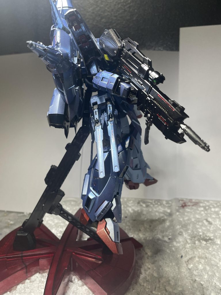 右側。いや、ホント写真ヘタかよ。って感じですね。爪先などのレッド部分は黒サフの上からメタリックレッド真紅を乗せて、プレミアムガラスパールでパールコートしてます。最後に光沢クリアーを重ねてキラキラさせてるのですが、ホントに写真だと分からないですね。