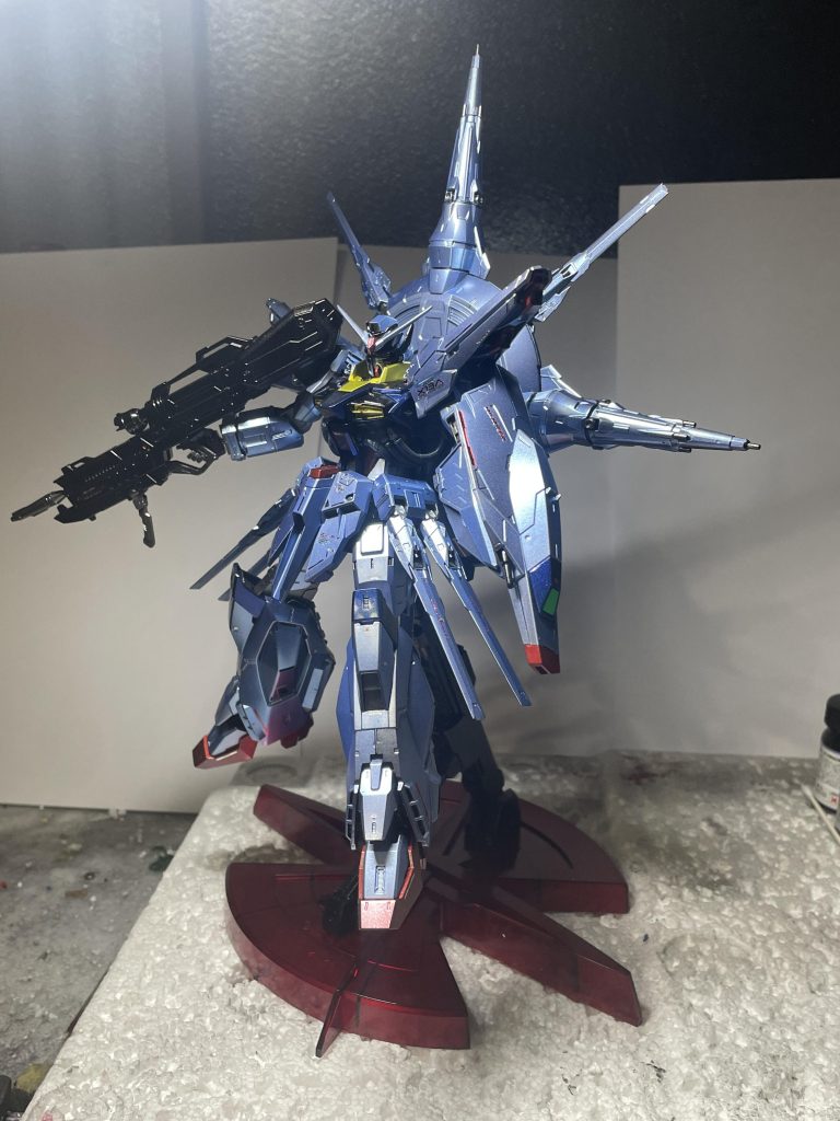 全体。今回のゴールドはスターブライトブラスでした。コレも黒サフの上からキッチリ乗せています。こちらはパールを吹かずに光沢クリアー仕上げです。