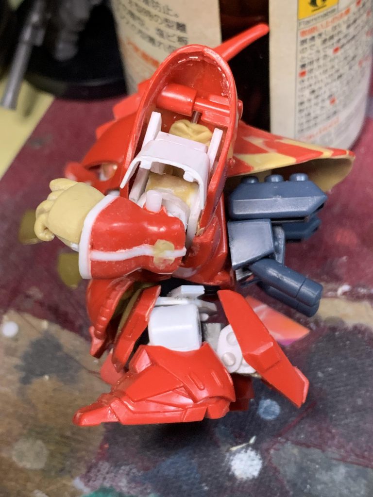 腰の後ろアーマーは当初、角度固定でしたが足を後ろに動かすと干渉したのでパカパカギミックを入れました。