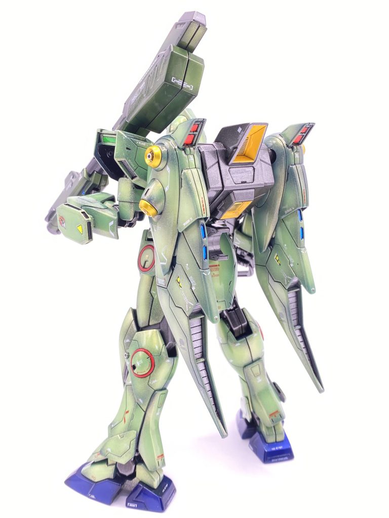 バックパックが独特です翅付けたらオーラーコンバーター!?根元が軸可動なのであんまり良く動きません、ボールジョイントに変更すればよかったかな(=_=)