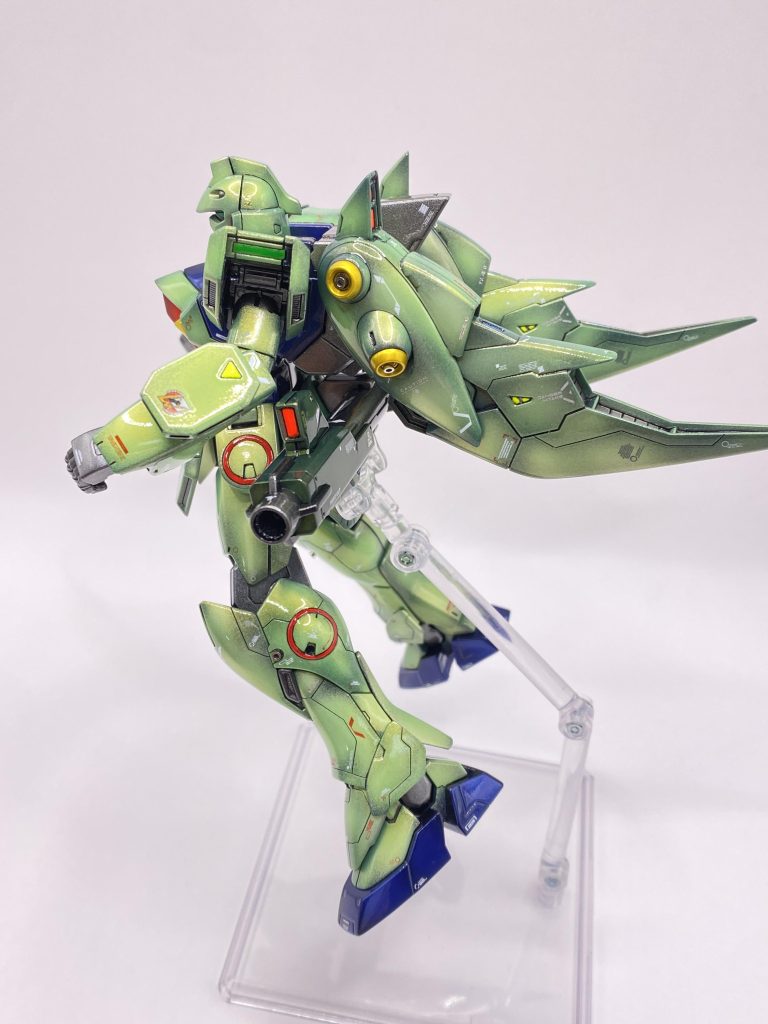 スカート両脇とふくらはぎの武器取り付け用◎部分はヴィクトリーと同じ感じで円形のスジボリを追加して色分けしました最初マスキングテープを丸形に切って挑んだのですがうまくいかず今は亡きタミヤの曲がるマスキングテープをネジネジしながら貼り付けたら、うまいこと出来ました^^あの白いテープです、凄く良いものだったのになぜがもう売っていない…とりあえず買いあさったので在庫はまだあります^^