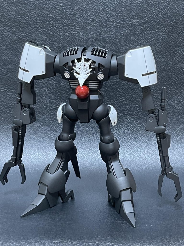 今回はHGバイカスとHGゾゴッグをミキシングしました。ゾゴッグは体だけ使用し、手足はバイカスになります。コアはクリスマスツリーに付ける丸い飾りを塗装したものになります。顔の部分はプラ板でジオンマークを切り抜いてその上にパテを持って歪な感じを出しました。