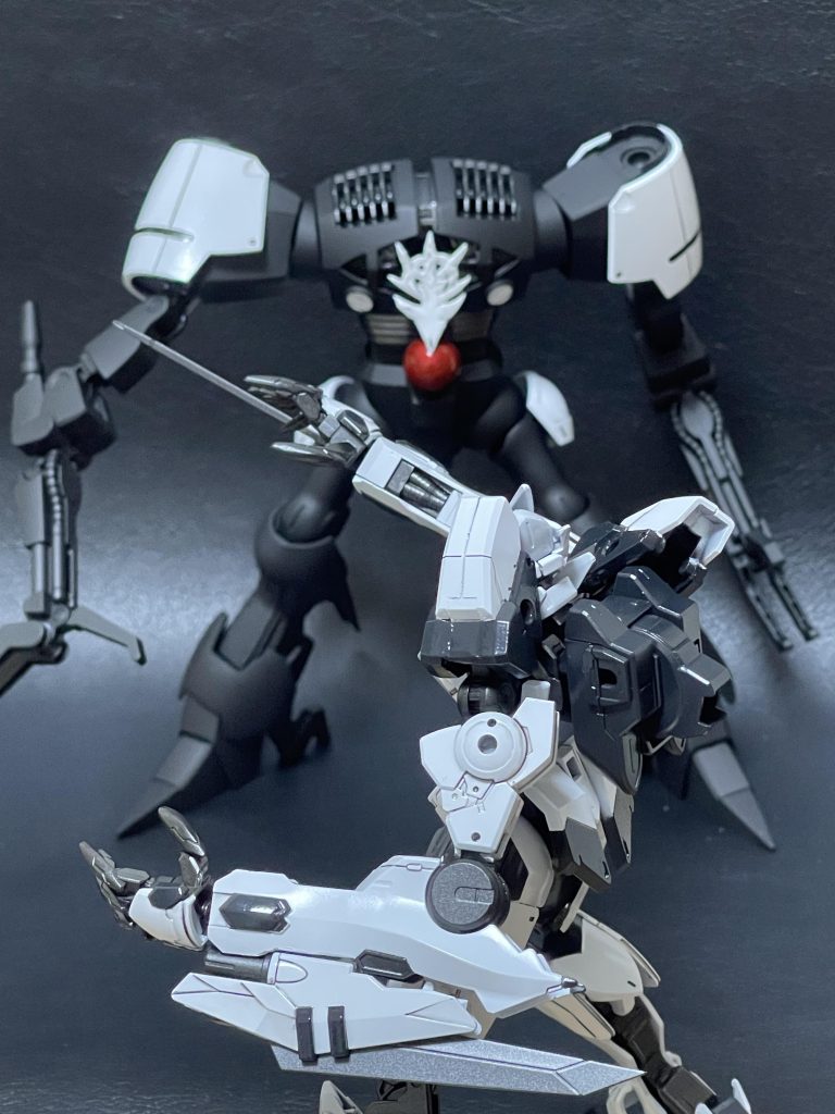 以前投稿したタシットルプスレクス=ローニンと。エヴァっぽい機体を作成して殺陣するのがいいんでしょうねw