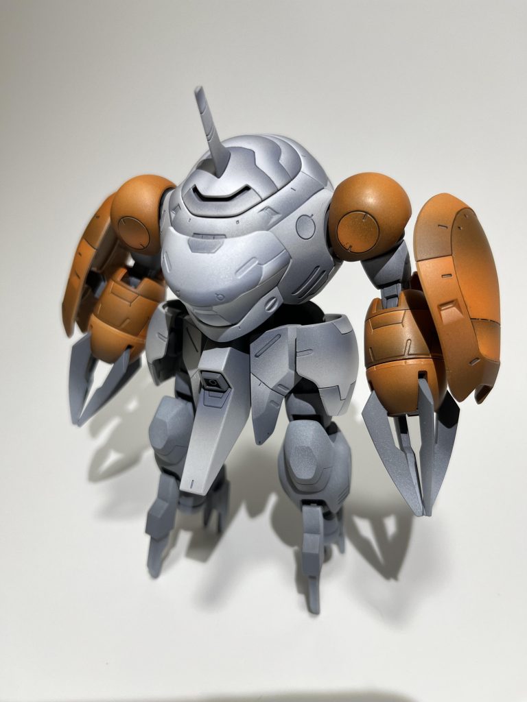 グスタフカールでプリシェード塗装というものをやっていて、同じ手法で試しに作ってみました下地で影を入れておき、クリア割りした塗料を上乗せすると自然な影がつくというものですホワイト、グレー、ダークグレーのサーフェイサーで影のある下地を作って、クリアホワイト、クリアオレンジで色をつけました