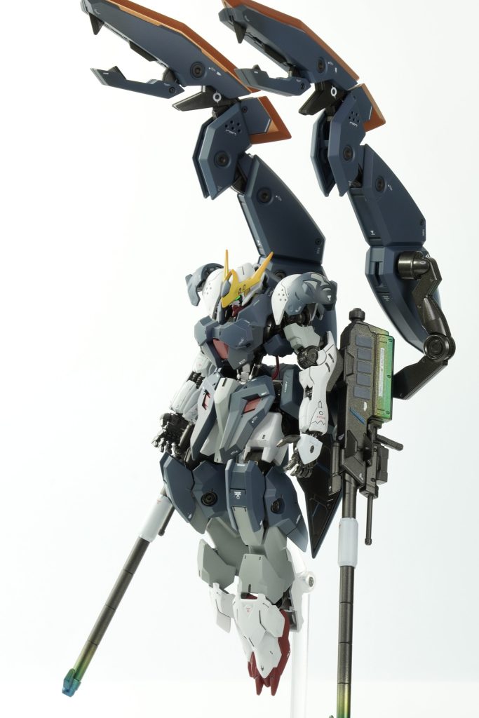 ルプスレクスとのミキシングも考えましたが、腕の長さがイメージにマッチしていなかったので最終的にルプス案で進行することになりました。制作に取り掛かる前にMGルプスが発売されてたので、みなさんの作品をみて自分も作りたいなと思い、長年積んでいたHGルプスを消化できてよかった!