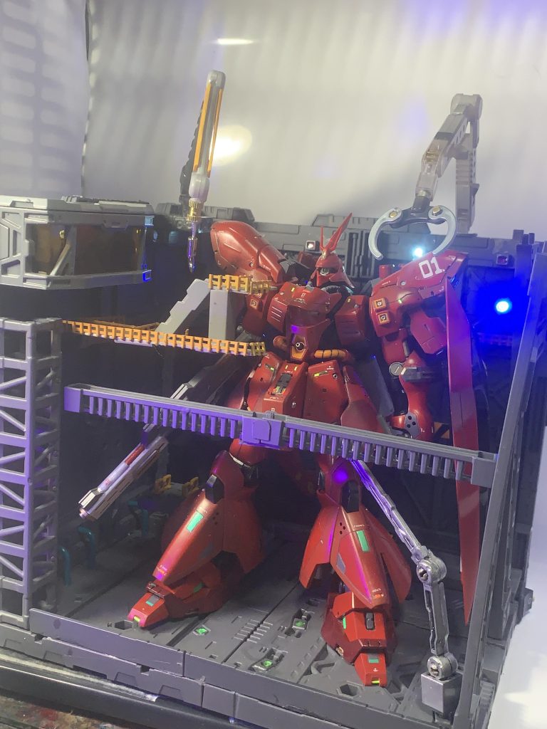 HGとはいえやはりサザビーはデカい、それにカッコいい‼️おそらくサザビーはMG 、RG 、HG、SDなど10体くらい制作している大好きな機体です。(zaku-kao5)