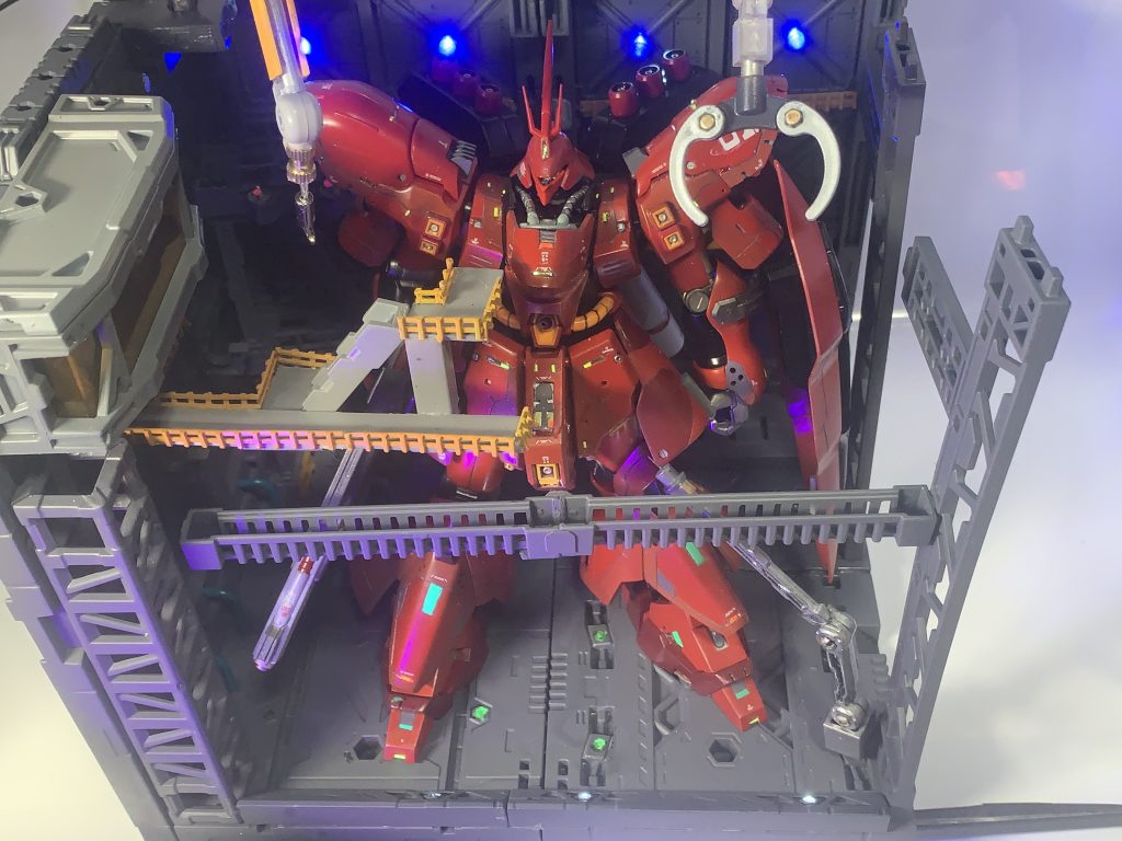 正面にもLEDライトを仕込んでいます。