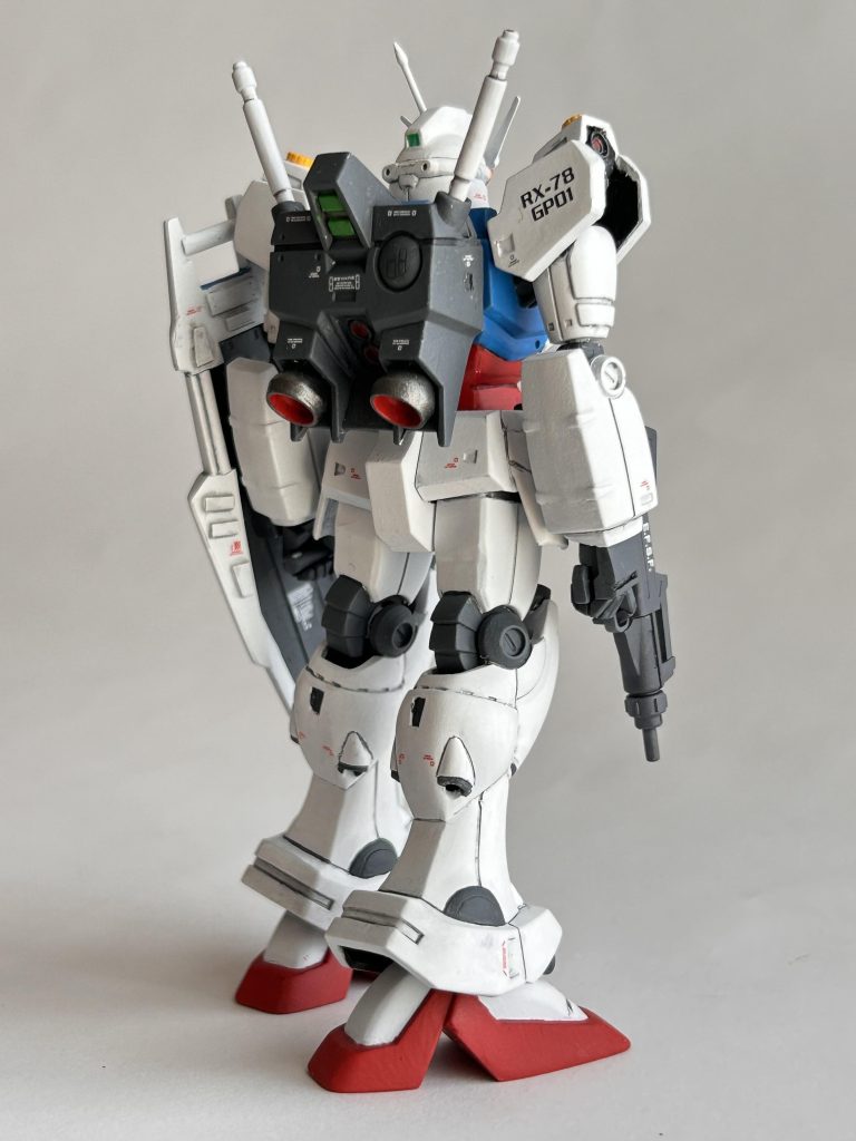 背面。旧キットのスネの形状が素晴らしい。綺麗なラインを残すため足甲のアーマーはあえて切り離しませんでした。