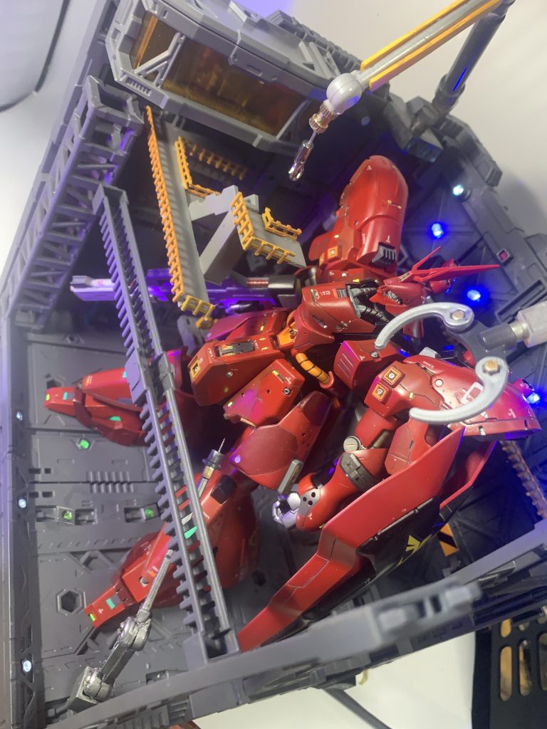 上部からのショット。司令部の内部にもLEDライトを仕込んでいますがあまりわかりませんね。(zaku-kao4)