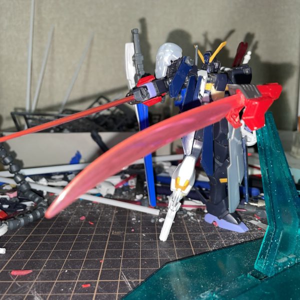 いよいよ最後の袖が完成して残すは塗装のみ・・・武装としてはザンバーと同等の高出力サーベルをファンネル（どちらかというとダリルバルデ？）として射出する、武装名は「死人に口なし」で「DMTT」（3枚目）