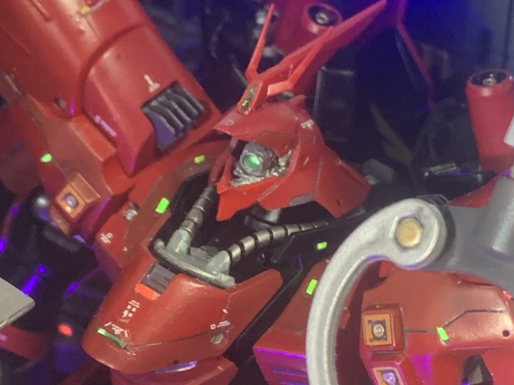 頭部のアップ。蛍光色で塗装してLEDライトを照射しています。