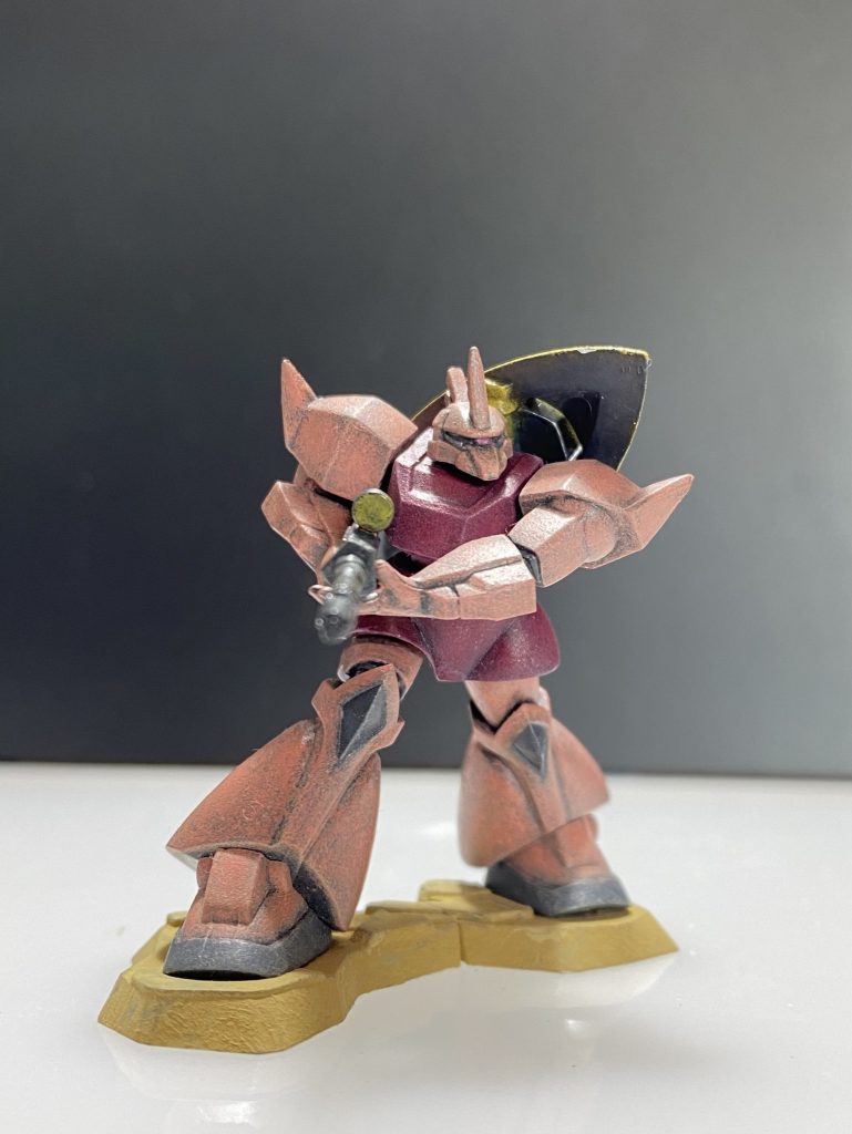 メカサフヘヴィ下地にシャアピンクとレッドを塗り重ねています