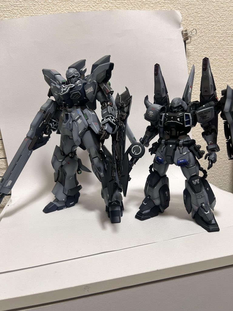 グレー機体で並べようとしたら大きさの違いに驚きました笑逆シャアやユニコーン系はデカいと聞いていましたが、まさかここまでとはな‼️同じMGでもこんなに変わるんですね✨組みごたえがあるわけです！素晴らしい&nbsp;
